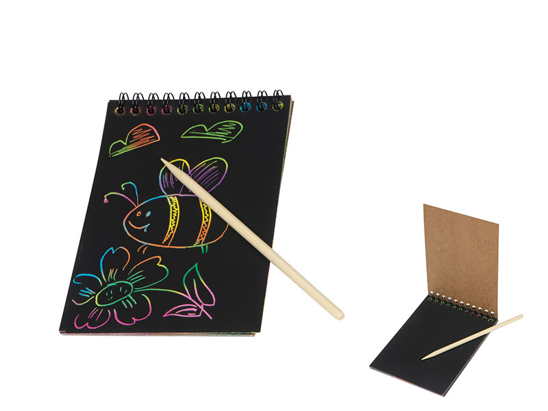 Blokčić sa olovkom, crni papir za pisanje sa duginim bojama ispod površine papira